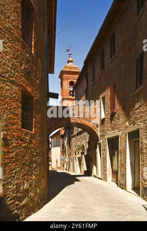 Torrita von Siena, Siena: Mittelalterliche Denkmäler auf dem Matteotti-Platz © Marco Anghinoni / GraziaNeri Stockfoto