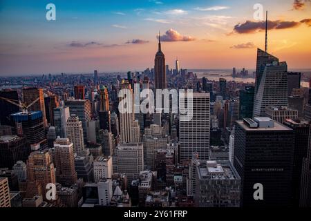 Ein atemberaubender Blick aus der Luft auf die Skyline von New York City bei Sonnenuntergang mit markanten Wolkenkratzern und einem farbenfrohen Himmel. Stockfoto