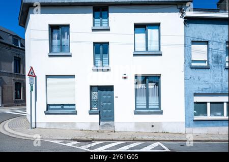 Awans, Wallonien, Belgien, 10. August 2024 - Fassade von Wohnhäusern in Folge Stockfoto