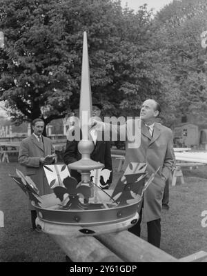 DEKORATIONEN PRINZESSIN MARGARET HOCHZEIT GOLDKRONEN 27. APRIL 1960 Stockfoto