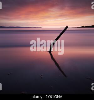 Lange Pause bei Sonnenuntergang an einem mediterranen Strand, Wasserbewegung, goldene Stunde und Landschaft inspirierend Ruhe und Fülle Stockfoto