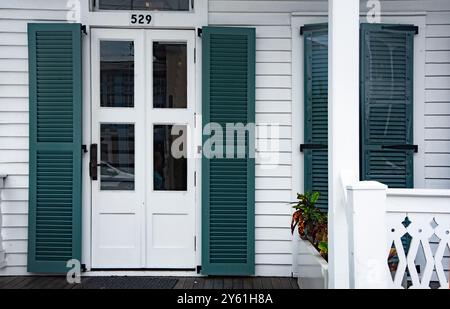 Tür mit Hurrikanläden an einem Haus in Old Town, Key West, Florida, USA Stockfoto