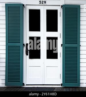 Tür mit Hurrikanläden an einem Haus in Old Town, Key West, Florida, USA Stockfoto