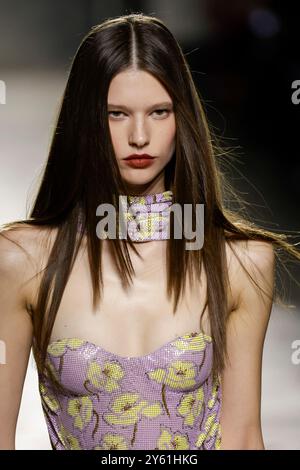 Mailand, Italien. September 2024. Model Sandra Murray ist auf dem Catwalk der Versace Fashion Show während der Frühjahr Sommer 2025 Collections Fashion Show auf der Milan Fashion Week am 20. September 2024 in Mailand zu sehen. (Foto: Jonas Gustavsson/SIPA USA) Credit: SIPA USA/Alamy Live News Stockfoto