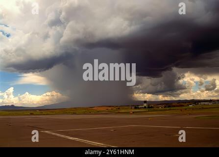 Ein dramatischer und gefährlicher Microburst entspringt einem heftigen Monsungewitter über dem Prescott Airport in Arizona, USA, der einer Atomexplosion ähnelt Stockfoto