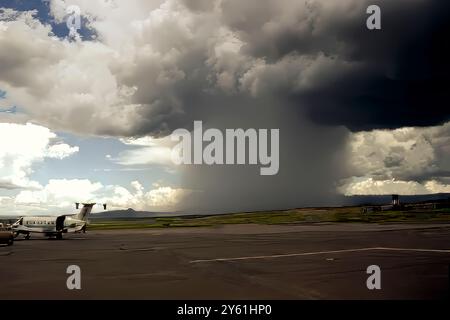 Ein dramatischer und gefährlicher Microburst entspringt einem heftigen Monsungewitter über dem Prescott Airport in Arizona, USA, der einer Atomexplosion ähnelt Stockfoto