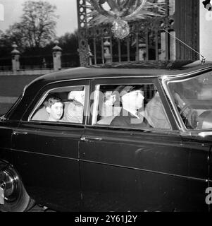 PRINZ CHARLES VERLÄSST BUCKINGHAM PALACE AM 9. APRIL 1960 IN CAR LONDON Stockfoto