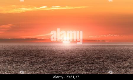 Lange Pause bei Sonnenuntergang an einem mediterranen Strand, Wasserbewegung, goldene Stunde und Landschaft inspirierend Ruhe und Fülle Stockfoto