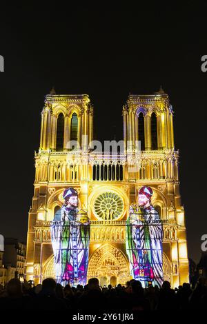FRANKREICH. PARIS (75) 4. ARRONDISSEMENT. KATHEDRALE NOTRE-DAME. DAME DE COEUR, SOUND- UND LICHTSHOW VON BRUNO SEILLIER. FRONTSCHEINWERFER: NEUHEIT. PRO Stockfoto