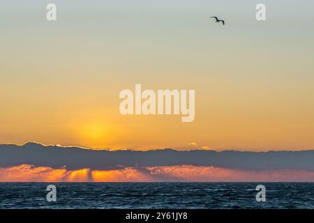 Lange Pause bei Sonnenuntergang an einem mediterranen Strand, Wasserbewegung, goldene Stunde und Landschaft inspirierend Ruhe und Fülle Stockfoto