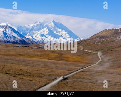 Die Gewinner erhalten eine Fahrerlaubnis, mit der sie ihr eigenes Fahrzeug an ihrem zugewiesenen Datum auf der Denali NP Road fahren können. MT McKinley in der Ferne. Stockfoto