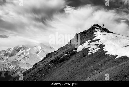 Die Gewinner erhalten eine Fahrerlaubnis, mit der sie ihr eigenes Fahrzeug am zugewiesenen Datum in Denali NP fahren können. MT McKinley in der Ferne. Stockfoto