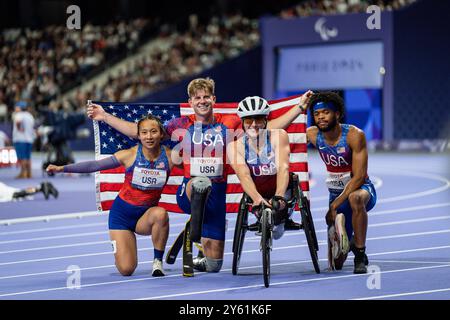 Taylor Swanson T37 (links), Hunter Woodhall T62 (links Mitte), Tatyana McFadden T54 (rechts Mitte) und Noah Malone T12 (rechts) vom Team USA feiern W Stockfoto