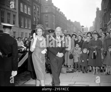 PRINZESSIN ALEXANDRA IM ORMOND-STRASSENKRANKENHAUS LONDON 31 MÄRZ 1960 Stockfoto