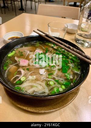 Schüssel mit frisch zubereiteter vietnamesischer Pho-Suppe Stockfoto