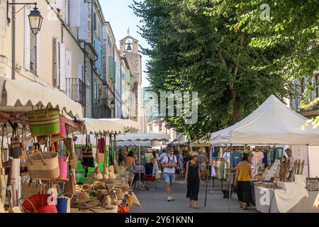 Eine geschäftige Marktstraße in Dieulefit, im Département Drome in Südostfrankreich. Stockfoto