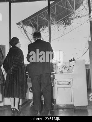 PRINZESSIN BESUCHT DAS RIESIGE RADIOTELESKOP Jodrell Bank, Cheshire: Prinzessin Margaret mit Jodrell Bank Direktor Professor A C B Lovell i nder Kontrollraum des riesigen Radioteleskops während ihres Besuchs heute, als sie den Sender im US-Satelliten Pioneer V anschaltete, 1.040.000 25 Sekunden entfernt, nachdem sie die schwarzen Tasten gedrückt hatte, kamen Signale aus dem All zurück. 18. MÄRZ 1960 Stockfoto