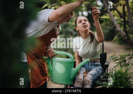 Junge Frau im Rollstuhl, die Gartenarbeit genießt Stockfoto