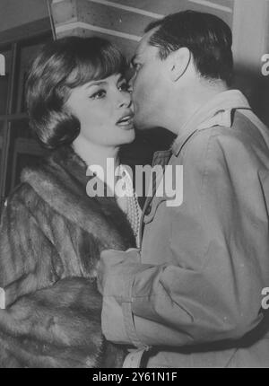 SCHAUSPIELERIN GINA LOLLOBRIGIDA WIRD VON IHREM MANN DR MILKO SKOFIC AM 17. MÄRZ 1960 GEKÜSST Stockfoto