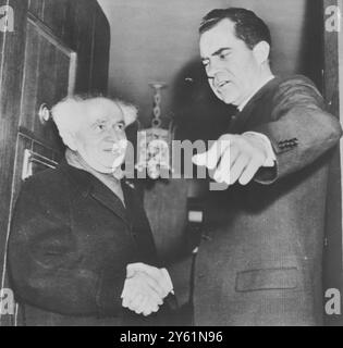 DER ISRAELISCHE PREMIERMINISTER BEN GURION WIRD AM 14. MÄRZ 1960 VON US-VIZEPRÄSIDENT RICHARD NIXON BEGRÜSST Stockfoto