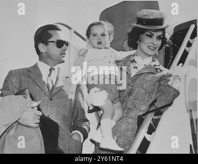 GINA LOLLOBRIGIDA MIT EHEMANN DR MILKO SKOFIC UND SOHN ANDREA MILKO 10. MÄRZ 1960 Stockfoto