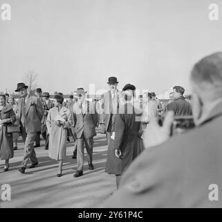 PRINZESSIN MARGARET STIEG AM 4. MÄRZ 1960 BEI RENNEN MIT DEM VERLOBTEN ANTONY ARMSTRONG-JONES IN NEWBURY AUF Stockfoto