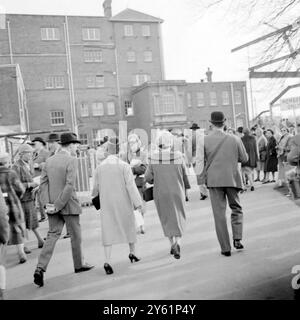 PRINZESSIN MARGARET ROSE QUEEN MUTTER MIT ANTONY ARMSTRONG JONES NEWBURY 4. MÄRZ 1960 Stockfoto