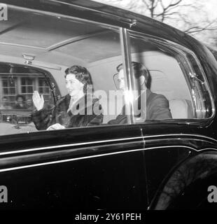 PRINZESSIN MARGARET VERLÄSST BUCKINGHAM PALACE LONDON AM 1. MÄRZ 1960 MIT DEM AUTO DES VERLOBTEN ANTONY ARMSTRONG JONES Stockfoto