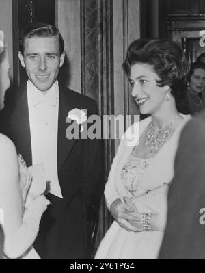 PRINZESSIN MARGARET MIT DEM VERLOBTEN ANTONY ARMSTRONG JONES AM 1. MÄRZ 1960 IM ROYAL OPERA HOUSE COVENT GARDEN LONDON GESEHEN Stockfoto