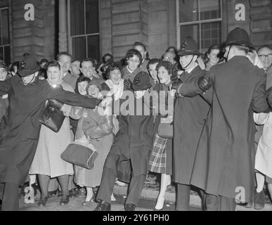 DIE POLIZEI HÄLT DIE MENSCHENMASSEN ZURÜCK, DIE AM 1. MÄRZ 1960 IM ROYAL OPERA HOUSE COVENT GARDEN LONDON AUF PRINZESSIN MARGARET UND VERLOBTEN ANTONY ARMSTRONG JONES WARTEN Stockfoto