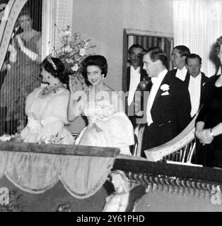 PRINZESSIN MARGARET WURDE AM 1. MÄRZ 1960 IM ROYAL OPERA HOUSE COVENT GARDEN LONDON MIT DEM VERLOBTEN TONY ARMSTRONG JONES UND ELIZABETH, DER KÖNIGIN, GESEHEN Stockfoto