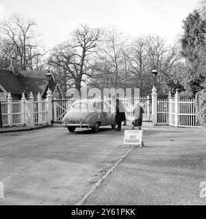 DAS AUTO VON PRINZESSIN MARGARET UND IHREM VERLOBTEN ANTONY ARMSTRONG-JONES WIRD AM 27. FEBRUAR 1960 VOR DER ROYAL LODGE ÜBERPRÜFT Stockfoto