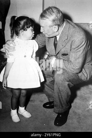 DER FRANZÖSISCHE SCHAUSPIELER MAURICE CHEVALIER WIRD AM 27. FEBRUAR 1960 VON GIGI PETITCOLIN AM FLUGHAFEN SYDNEY BEGRÜSST Stockfoto