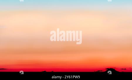 Lange Pause bei Sonnenuntergang an einem mediterranen Strand, Wasserbewegung, goldene Stunde und Landschaft inspirierend Ruhe und Fülle Stockfoto