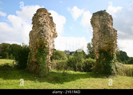 Ein Blick in die antike Abtei in Savigny-le-Vieux, Manche, Normandie, Nordwestfrankreich, Europa im September, 2024. Stockfoto