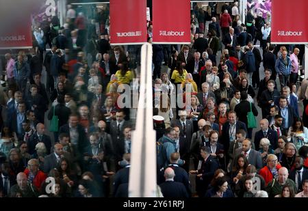 Liverpool, Großbritannien. September 2024. Die Menschen nehmen am 23. September 2024 an der Labour Party Conference in Liverpool Teil. Die Labour Party des Vereinigten Königreichs (UK) trifft sich am Montag in Liverpool zu ihrer Jahreskonferenz, weniger als drei Monate nach einem Erdrutschsieg bei den Parlamentswahlen. Quelle: Li Ying/Xinhua/Alamy Live News Stockfoto