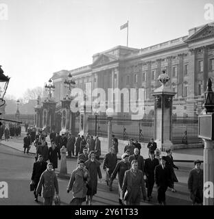 BUCKINGHAM PALACE AM FRÜHEN MORGEN PASSIEREN ARBEITER PALACE IN LONDON AM 16. FEBRUAR 1960 Stockfoto