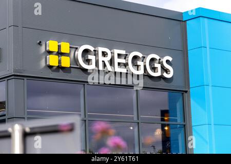 Bristol, Großbritannien – 19. September 2024: Logo von Greggs. Der neue Standort Greggs öffnet seine Türen am Cribbs Causeway und bietet frisches Gebäck und herzhafte Snacks. Stockfoto