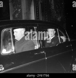 DER BRITISCHE PREMIERMINISTER HAROLD MACMILLAN KOMMT AM 16. FEBRUAR 1960 IM LONDONER BUCKINGHAM PALACE AN Stockfoto