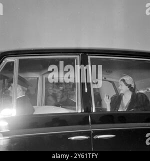 KÖNIGIN ELIZABETH, DIE KÖNIGIN, KOMMT AM 14. FEBRUAR 1960 IM LONDONER BUCKINGHAM PALACE AN Stockfoto