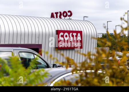 London, Großbritannien, 19. September 2024: Costa Coffee Drive-Thru voller Kunden. Stockfoto