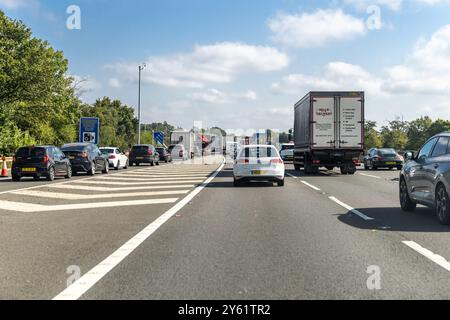 London, Großbritannien, 19. September 2024: Verkehrsüberlastung auf der M4 auf einer stark befahrenen Autobahn. Stockfoto