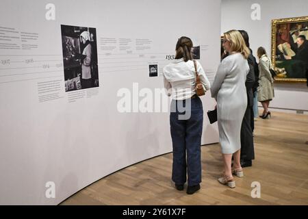 Paris, Frankreich. September 2024. Besucher entdecken die Ausstellung von Harriet Backer im Museum Orsay in Paris am 23. September 2024. Foto: Firas Abdullah/ABACAPRESS. COM Credit: Abaca Press/Alamy Live News Stockfoto