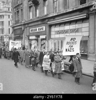 PROTESTMARSCHIERER GEGEN DIE ÜBERGABE VON ATOMWAFFEN AN DEUTSCHLAND AUF DEM WEG ZUR DOWNING STREET 10 AM 31. JANUAR 1960 Stockfoto