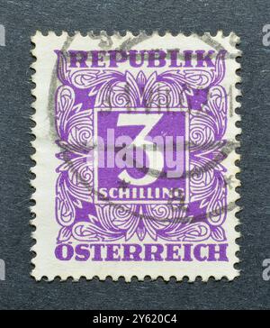 Gestempelte Briefmarke, gedruckt von Österreich, die Ziffer im quadratischen Rahmen zeigt, ca. 1949. Stockfoto