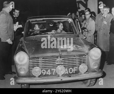 RENNFAHRER PAT MOSS UND ANN WISDOM BEI DER RALLYE MONTE CARLO AM 23. JANUAR 1960 Stockfoto