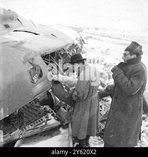 BEAMTE SKANDINAVISCHER FLUGGESELLSCHAFTEN DURCHSUCHEN DIE TRÜMMER DES FRANZÖSISCHEN CARAVELLE-JETLINER, DER AM 24. JANUAR 1960 VOR DEM FLUGHAFEN VON ANKARA ABGESTÜRZT IST Stockfoto