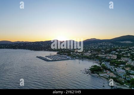 Luftaufnahme bei Sonnenuntergang des Meeres rund um den Hafen von San Peire und Les Issambres im Var, Provence-Alpes-Côte d'Azur, Frankreich. Stockfoto