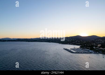 Luftaufnahme bei Sonnenuntergang des Meeres rund um den Hafen von San Peire und Les Issambres im Var, Provence-Alpes-Côte d'Azur, Frankreich. Stockfoto