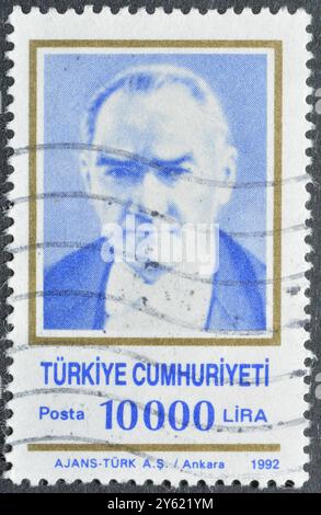 Von der Türkei gedruckte gestempelte Briefmarke mit Porträt von Präsident Kemal Atatürk (1881-1938), um 1992. Stockfoto